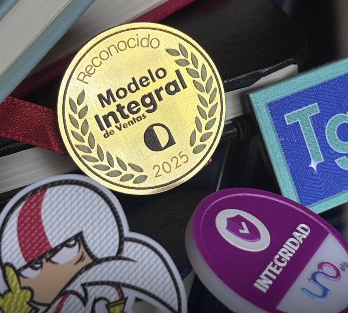 Pin acrilico troquelado - Regalos Corporativos