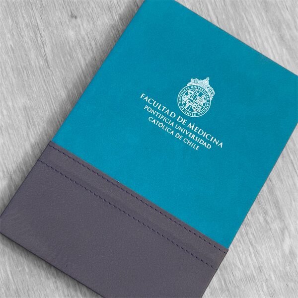 Cuaderno Velvet PU personalizado para Universidad Católica de Chile