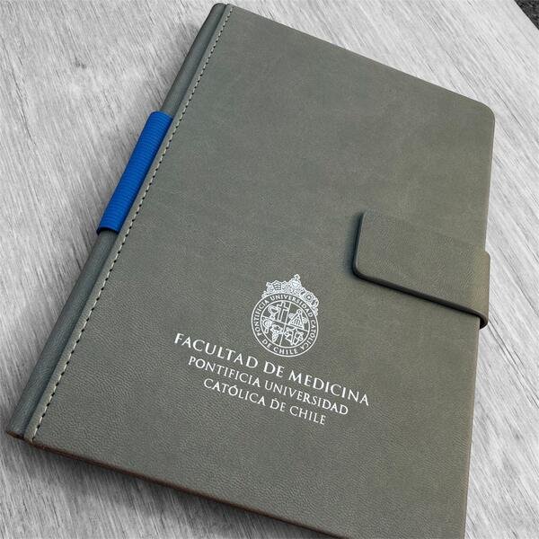 Cuaderno Gris cierre imantado personalizado para Universidad Católica de Chile