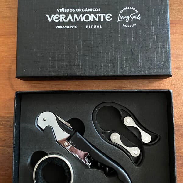 Set Burdeos personalizado para Viñedos Orgánicos Veramonte
