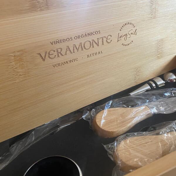 Set de vino y Tabla para quesos "WINCHESTER" personalizado para Viñedos Orgánicos Veramonte