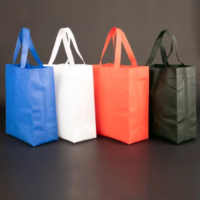 Bolsa TNT reutilizable "SAUL" con costuras termoselladas, asas 38 x 2.5 cm. - Regalos Corporativos